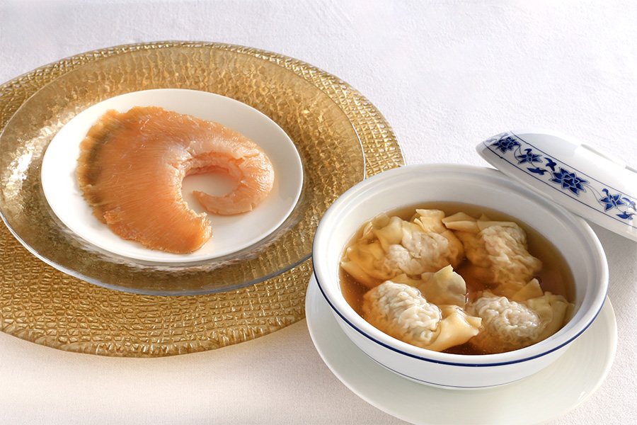 重慶飯店|麻布賓館|料理長のおすすめ|水餃子大排翅|フカヒレの姿煮と水餃子入り蒸しスープ